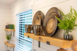 The Woods- Container Tiny House 12 min to MagnoliaBaylorDowntown