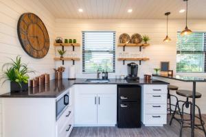 The Woods- Container Tiny House 12 min to MagnoliaBaylorDowntown