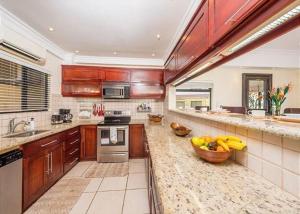 Beautiful Ocean-View Condo in Flamingo - Walk to B