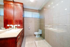 Beautiful Ocean-View Condo in Flamingo - Walk to B