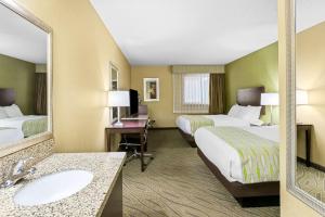 Queen Room with Two Queen Beds and Roll-In Shower - Disability Access room in Best Western Gaylord