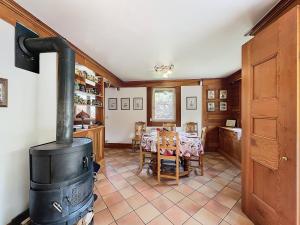 Chalet rénové avec cheminée et terrasse, proche télécabine - FR-1-688-96