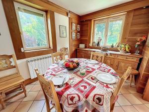 Chalet rénové avec cheminée et terrasse, proche télécabine - FR-1-688-96