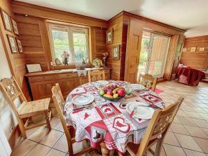 Chalet rénové avec cheminée et terrasse, proche télécabine - FR-1-688-96