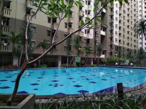 Strategic 2BR Gateway Ahmad Yani Cicadas Apartment By Travelio