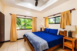 Beautiful Villa Walk to Beach Pool