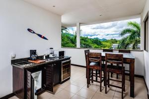 Beautiful Villa Walk to Beach Pool