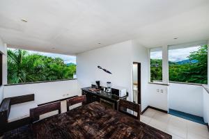 Beautiful Villa Walk to Beach Pool