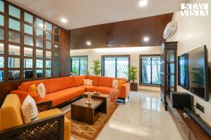 StayVistas Casa Ember - Relax with a Pool Table, Gazebo, and Inviting Swimming Pool