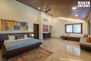 StayVistas Casa Ember - Relax with a Pool Table, Gazebo, and Inviting Swimming Pool