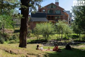 StayVista at Swiss Chalet - Tangmarg with Gazebo & Lawn