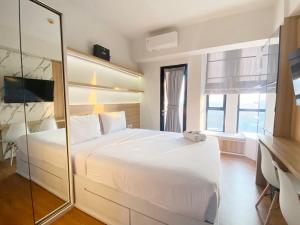 Minimalist and Homey Studio The Alton Apartment By Travelio