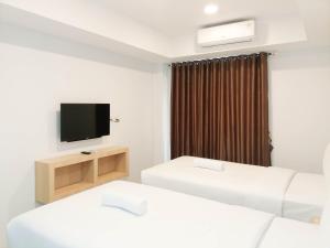 Cozy Studio Room at De Prima Apartment By Travelio