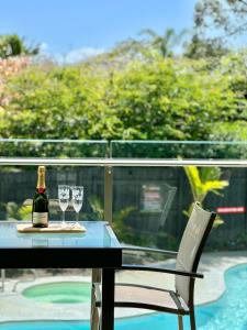 Chic 2 bdrm Poolside Apartment
