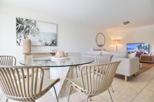 Chic 2 bdrm Poolside Apartment