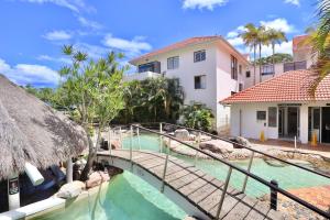Chic 2 bdrm Poolside Apartment