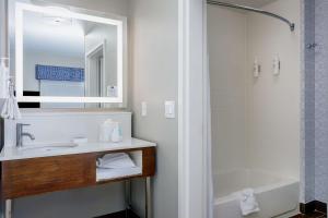 Queen Room with Two Queen Beds - Hearing Access room in Hampton Inn & Suites Tallahassee I-10-Thomasville Road