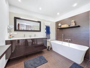 Villas Villa-Piscine-Tennis-Spa-French Riviera : photos des chambres