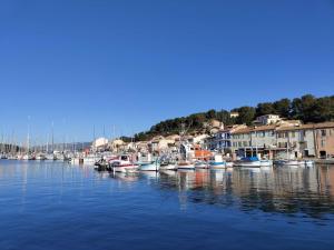Elegante maison avec un beau jardin, à 150 m de la mer, climatisation, Wifi ...