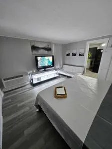 Cozy Studio with King Bed at Central Louisville - 伊丽莎白镇