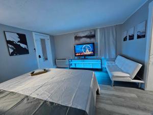 Cozy Studio with King Bed at Central Louisville