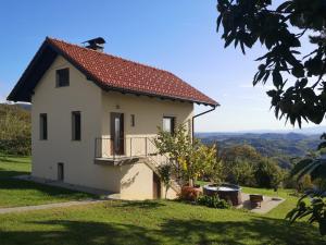 Apartma Hiša na Ravnah with hot tub 