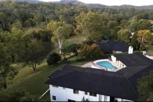 Brisbane Palm Springs-Inspired Home on Golf Course - Fernvale