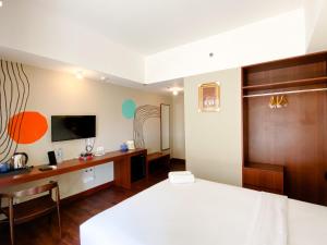 Homey Studio No Kitchen at Gateway Park LRT City Jatibening Apartment By Travelio