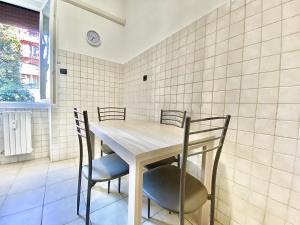 Famagosta Home, Navigli Style, accanto a Metropolitana M2 Verde, confortevole e spazioso per Gruppi o Famiglie