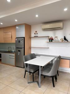 Luxury Apt 2BR - VinHomes Dcapitle Tran Duy Hung Street