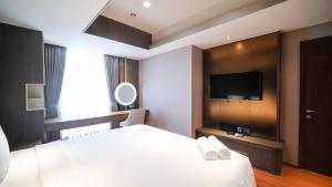 Modern and Cozy 2BR at Grand Sungkono Lagoon Apartment By Travelio