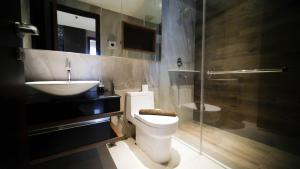 Modern and Cozy 2BR at Grand Sungkono Lagoon Apartment By Travelio