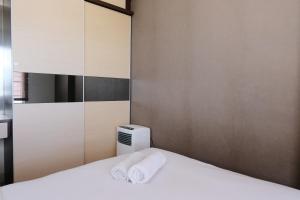 Spacious 3BR Combined Unit at Pinewood Apartment By Travelio