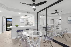 Condo with views of Smokehouse Bay and walk to food