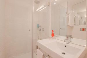 Superior Triple Room room in Moov Hotel Porto Centro