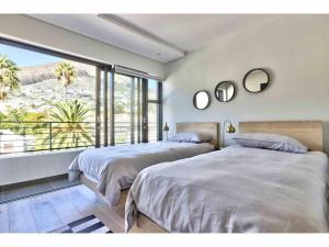 Beautiful Space with views of Lions Head