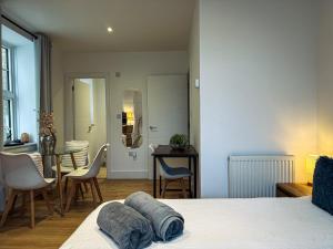 Beautifully Central & Superior Apartment Book Now