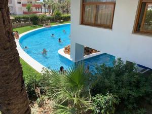 Estupendo apartamento con piscina y vistas al mar