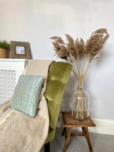 Perfectly Coastal - Central Apartment with Castle Views and minutes to Old Town