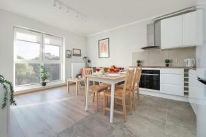 Apartament z Parkingiem w Łodzi przy Parku Rejtana by Noclegi Renters