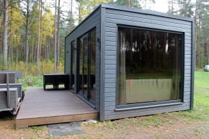 Minimaja saunaga vaatega männimetsale