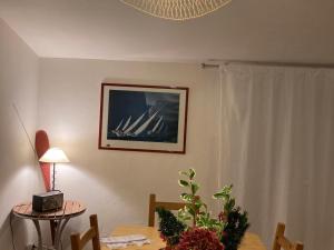 Maisons de vacances Maison Charme 3 Chambres, Grand Jardin Paysage, Proche Le Palais, Ideale Famille - FR-1-418-15 : photos des chambres