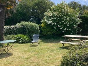 Maisons de vacances Maison Charme 3 Chambres, Grand Jardin Paysage, Proche Le Palais, Ideale Famille - FR-1-418-15 : photos des chambres