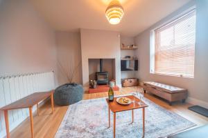 Spacious Garden Home in New Mills - Pet Friendly - Pass the Keys