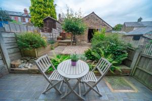 Spacious Garden Home in New Mills - Pet Friendly - Pass the Keys