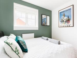 Stylish 2 Bed Flat in Warwick with Private Parking - Pass the Keys
