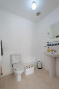 City centre 4 Bed house FREE parking walk to town