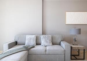 Elegant 1-Bed Waterfront Living