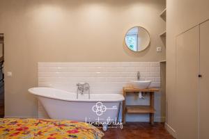 Maisons de vacances Manoir d-Exception - 20 Personnes - Piscine, Baby-Foot & Tapis de Course : photos des chambres