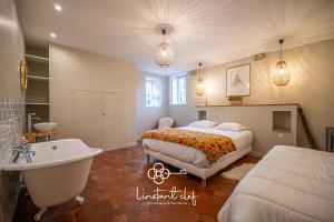 Maisons de vacances Manoir d-Exception - 20 Personnes - Piscine, Baby-Foot & Tapis de Course : photos des chambres